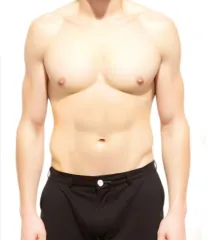 Niedriger KFA: "Frontalansicht eines Mannes mit niedrigem Körperfettanteil und stark definierten Muskeln, der einen durchtrainierten Körper präsentiert. Das Bild symbolisiert Fitness und körperliche Definition."

