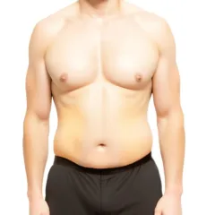 Mittlerer KFA: "Frontalansicht eines Mannes mit mittlerem Körperfettanteil, der in Fitnesskleidung dasteht. Das Bild zeigt eine gesunde, aber nicht extrem definierte Körperform."

